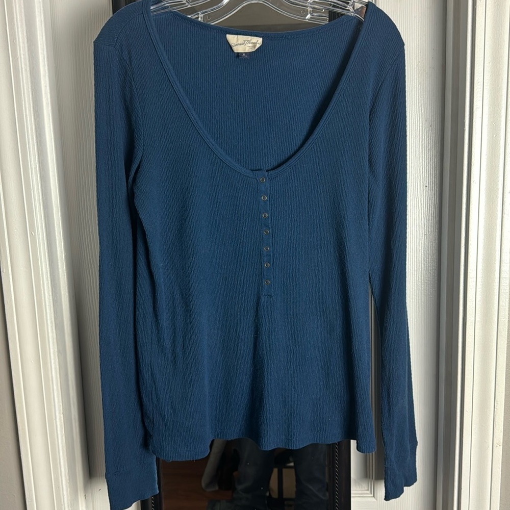 Universal Threads Blue XL Henley